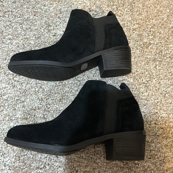 NEW! Me Too Black Riggs Bootie - Size 7.5 - Picture 12 of 16